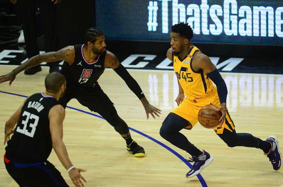 爱游戏官方-魔术鏖战深圳队，米切尔关键制胜