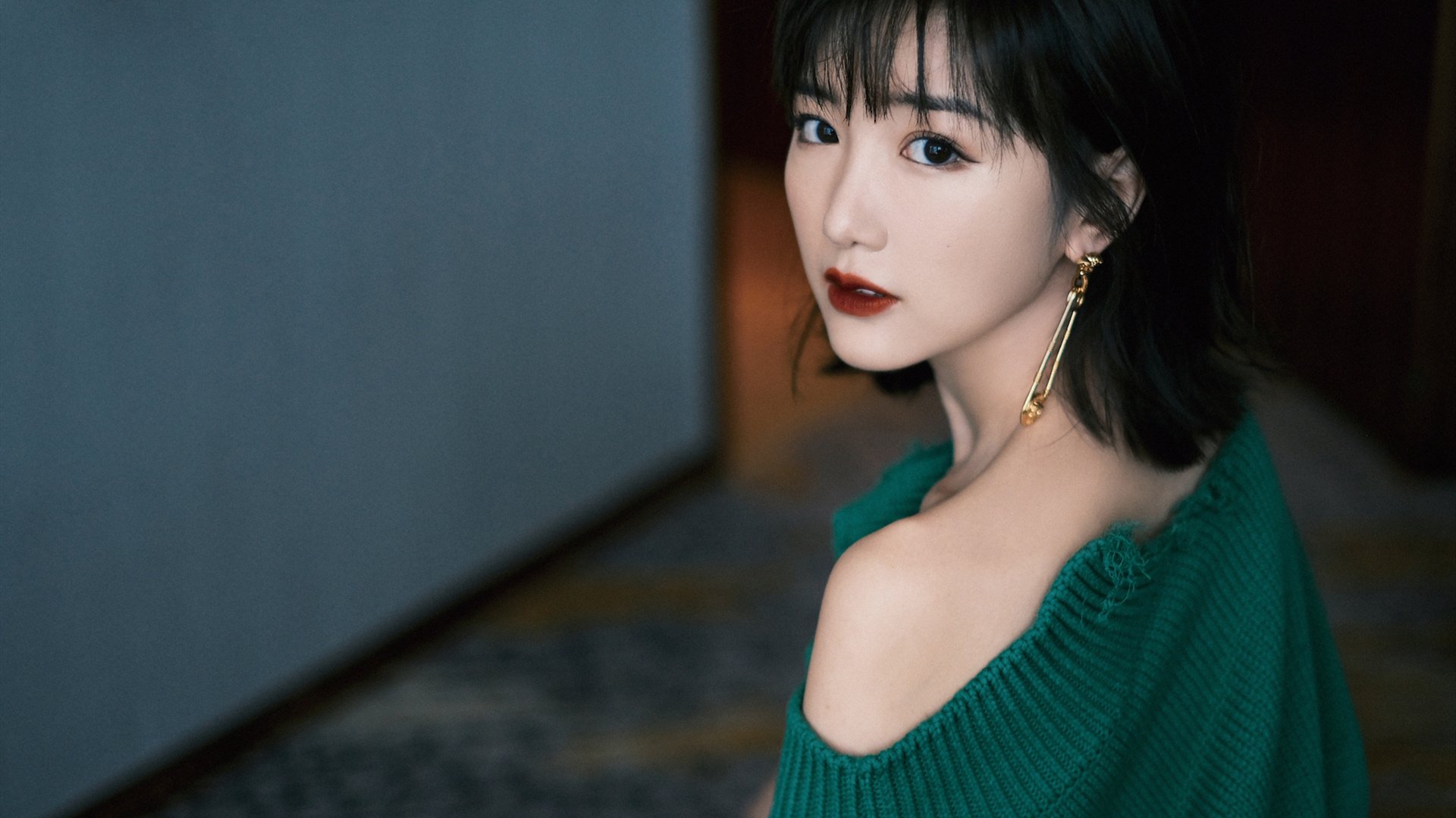 爱游戏官方入口-银箭逆转，烈焰重燃，梅赛德斯翻盘红牛二队，阿隆索点燃赛场